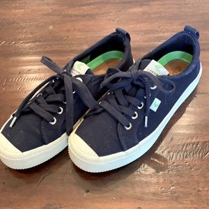 Cariuma navy sneakers, size 7